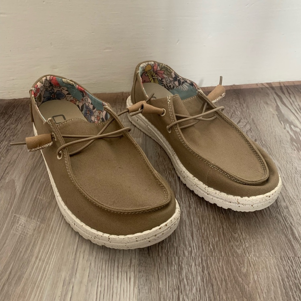 New Hey Dudes Brown Women Size 6